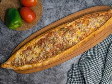 صفيحة لحم خروف على لوح خشب