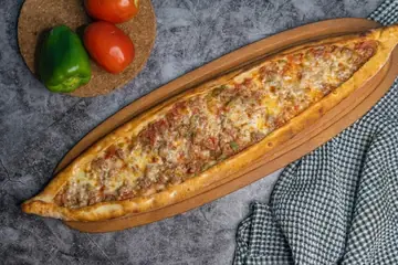صفيحة لحم خروف وجبنة