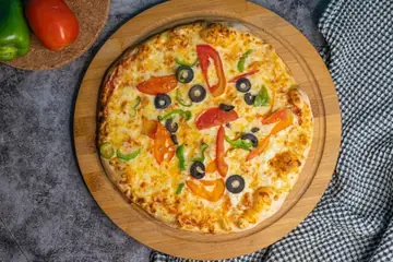 بيتزا خضروات بالزيتون والفلفل